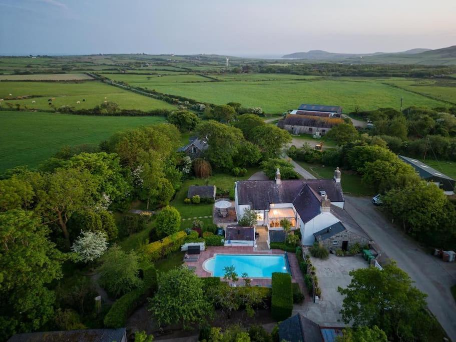 Plas Newydd With Swimming Pool, Fire Pit, And Log Fires Villa Rhiw Esterno foto